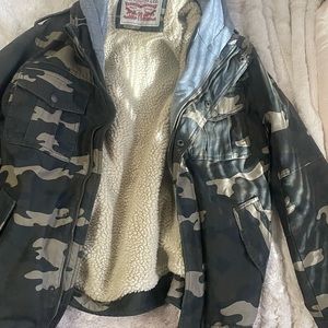 Men’s size large Levi camo jacket. In perfect condition no tear or stains.